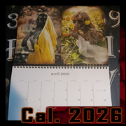 Calendrier 2026 par Cyb – portraits printaniers de deux femmes zombifiées parmi les fleurs, drapées de jaune et de blanc, pour le mois d’avril.