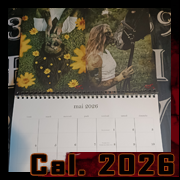 Calendrier 2026 par Cyb – portraits macabres et printaniers : une femme parmi les fleurs et une autre face à un cheval, pour le mois de mai.