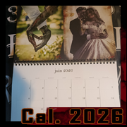 Calendrier 2026 par Cyb – scène nuptiale macabre : mains décomposées formant un cœur et couple de mariés zombifiés, pour le mois de juin.