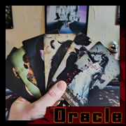 Main tenant plusieurs cartes de l’Oracle des Ombres par Cyb, art gothique et vanité numérique.