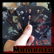 Main tenant plusieurs cartes du jeu Memnto par Cyb, art gothique et vanité numérique.