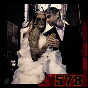 Couple macabre dans une ruelle urbaine, femme zombifiée en robe blanche et homme aux traits démoniaques, atmosphère de vanité sombre. – création 578 par Cyb