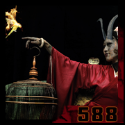 <Femme démoniaque en kimono rouge face à un oiseau en flammes – portrait gothique et vanité numérique. – création 588 par Cyb