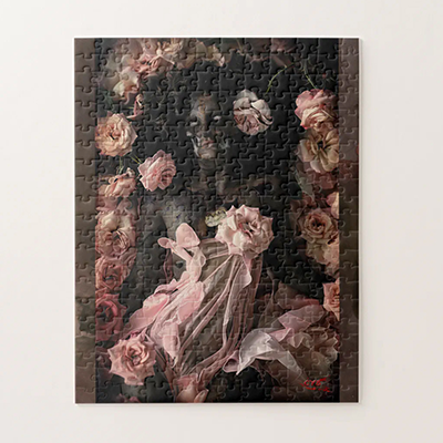 La Dormeuse aux Roses – puzzle gothique représentant une silhouette entourée de fleurs roses, création de Cyb.