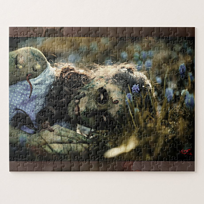 Puzzle gothique assemblé montrant une créature fantastique parmi des fleurs bleues, photomontage réalisé par Cyb.